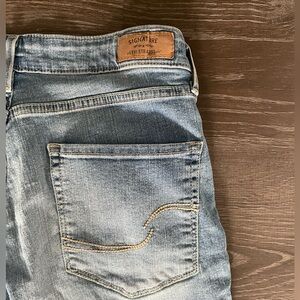 Levi’s Signature women’s jeans 30w 34 L. Modern skinny